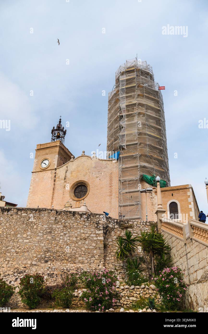 Église Sant Bartomeu et Santa Tecla avec travaux de restauration à Sitges Banque D'Images