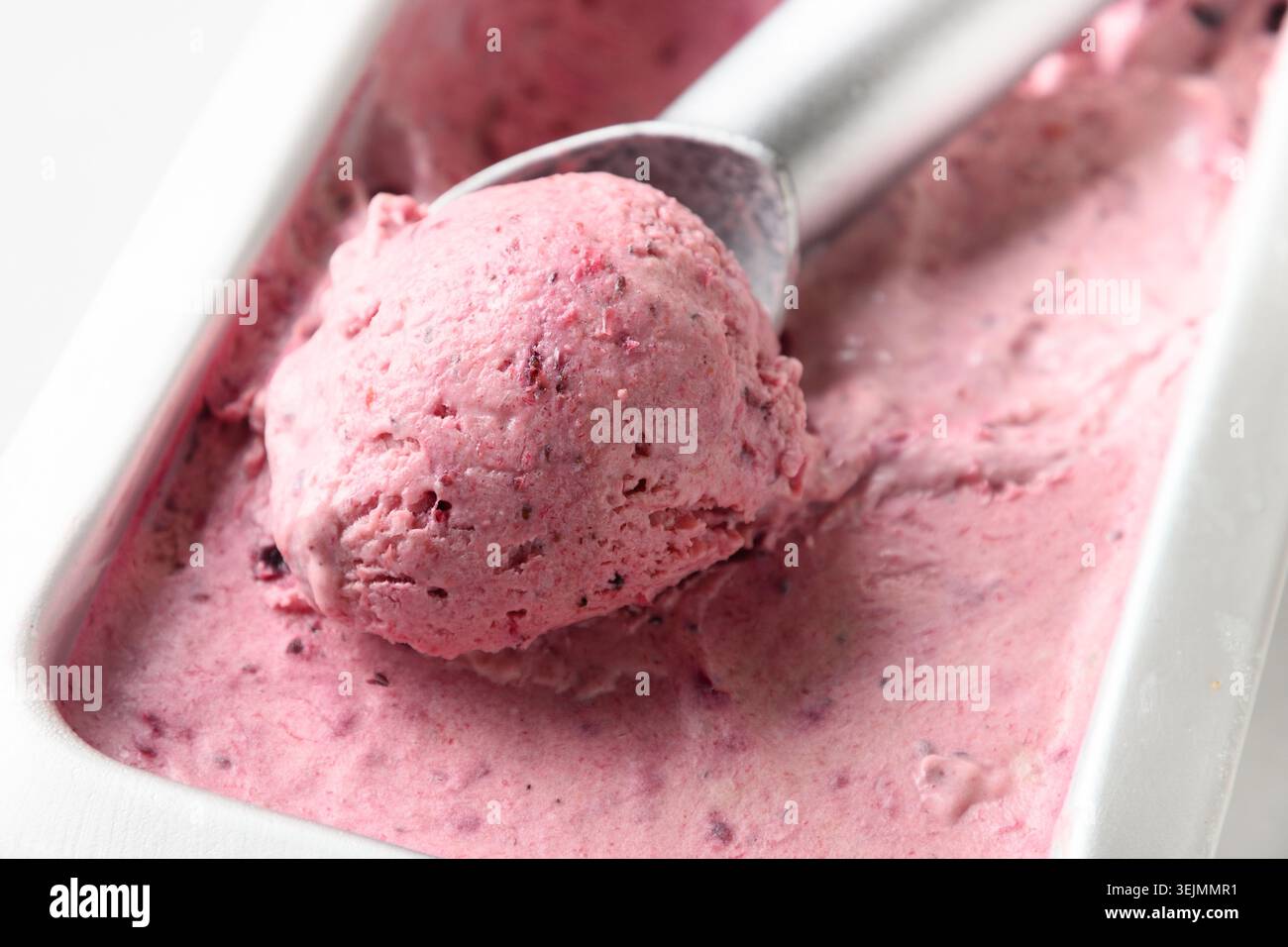 Crème glacée aux baies maison dans un bain métallique avec cuillère. Gros plan. Banque D'Images