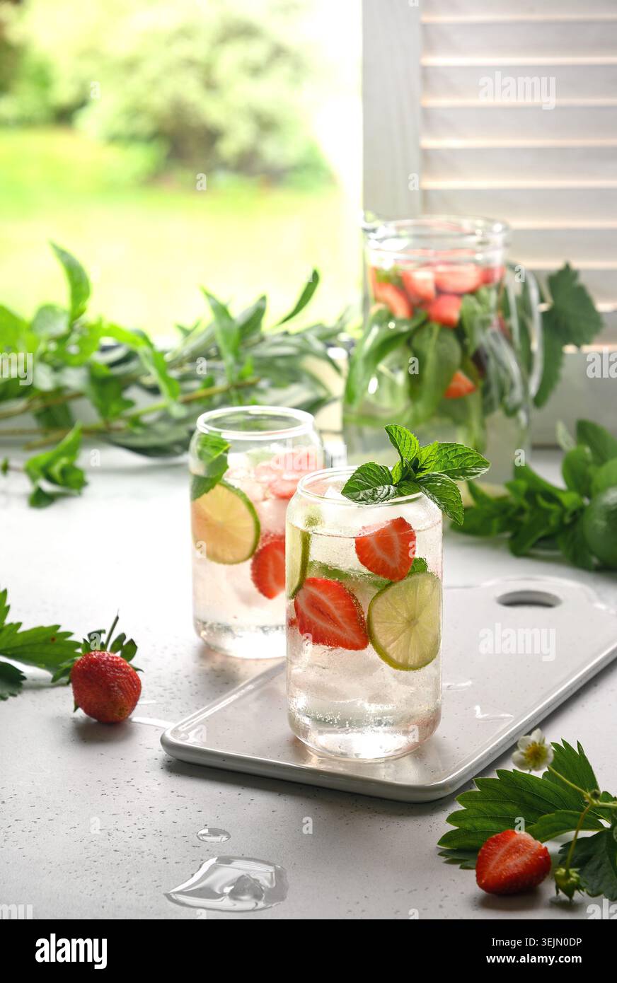 Limonade fraîche avec fraises et lime. Boisson maison. Banque D'Images