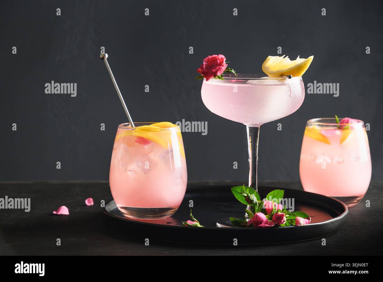 Boisson fraîche ou limonade avec citron et rose. Banque D'Images