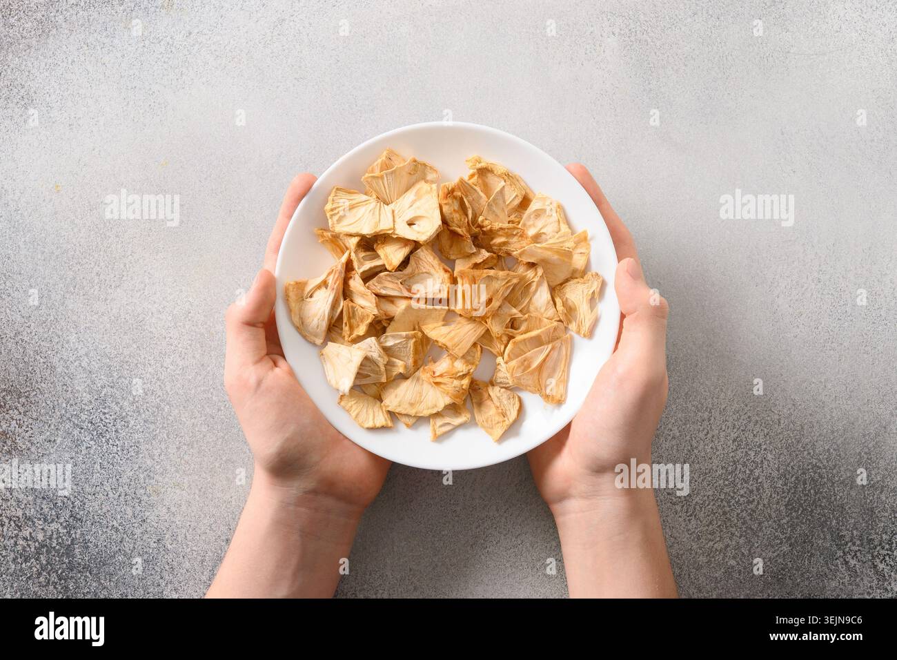Tenir les frites de levain de fruits dans une assiette blanche. Banque D'Images