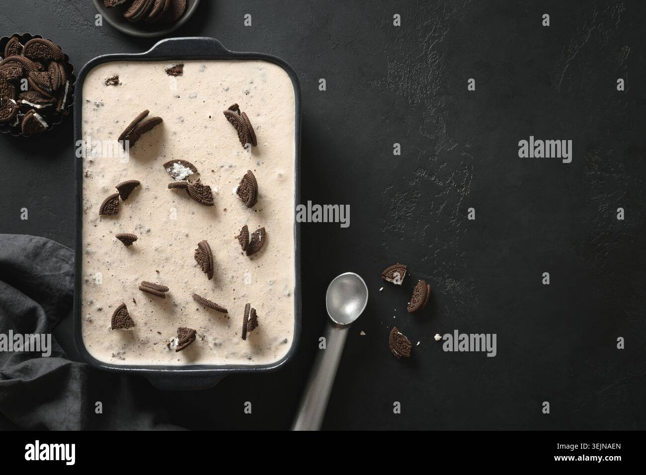 Fraîcheur crème glacée crémeuse sans sucre avec biscuits dans un récipient. Banque D'Images