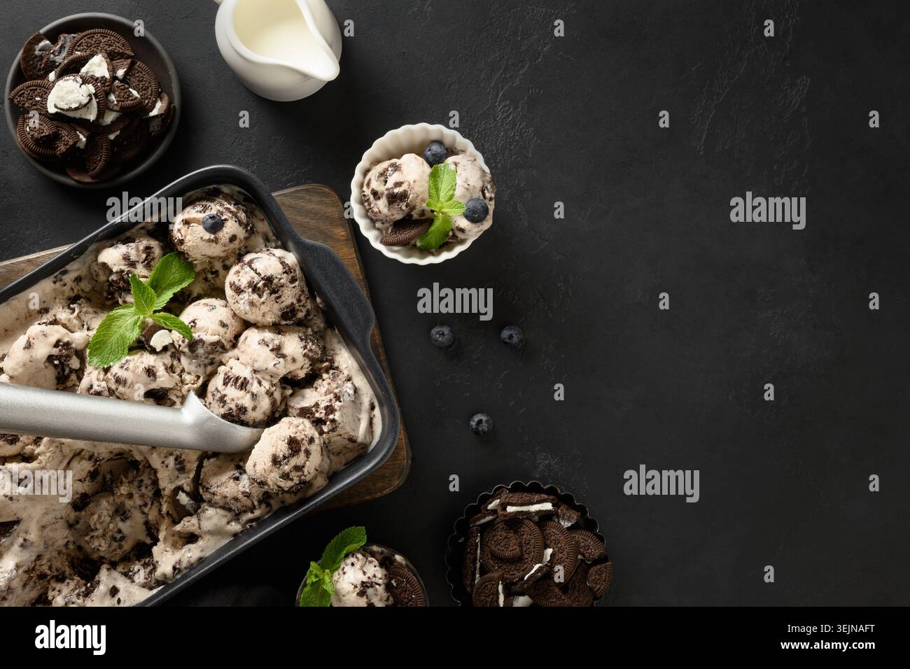Crème glacée crémeuse sans sucre maison avec biscuits dans le récipient. Banque D'Images