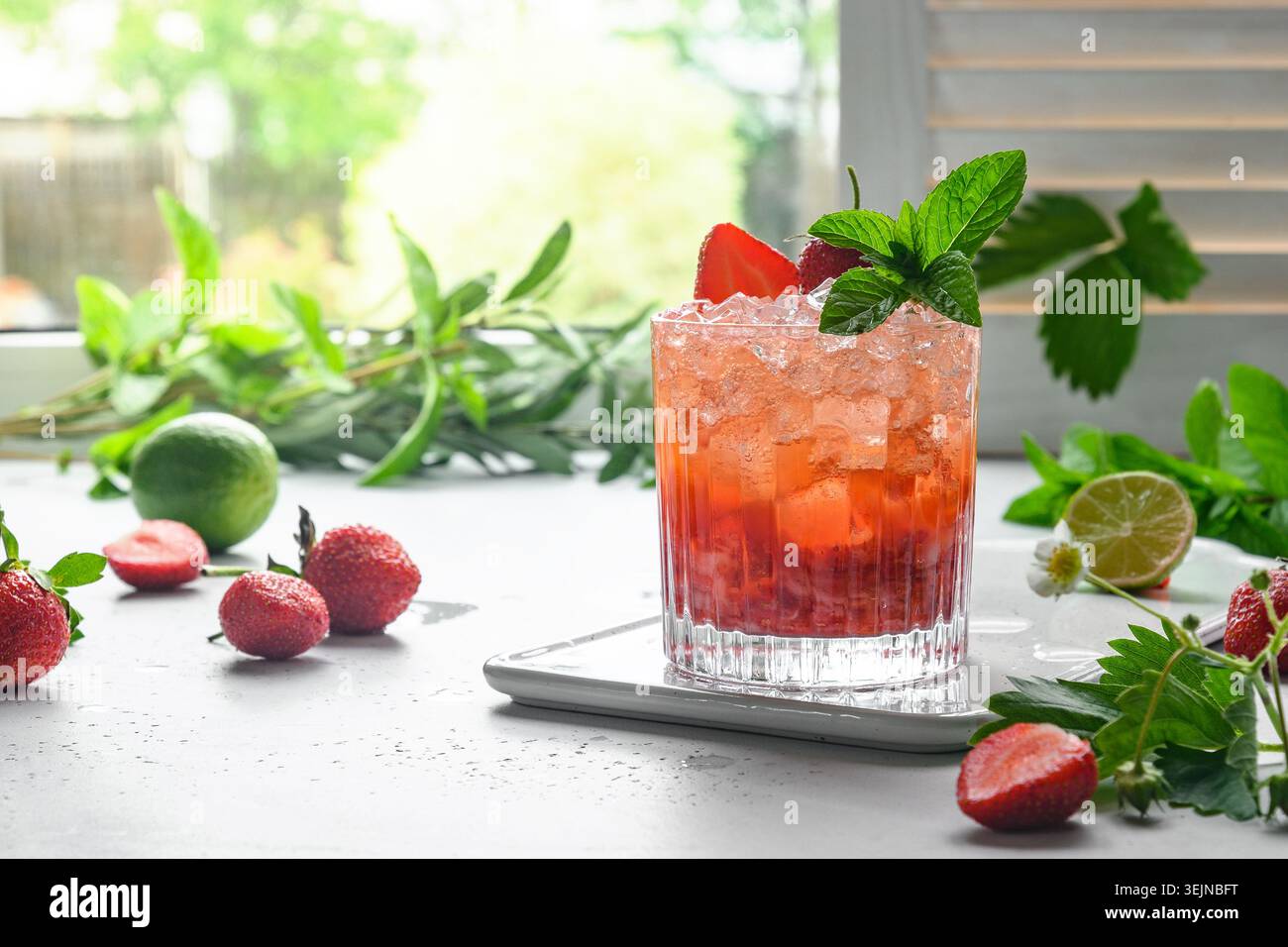 Limonade fraîche avec fraises et lime. Boisson maison. Banque D'Images