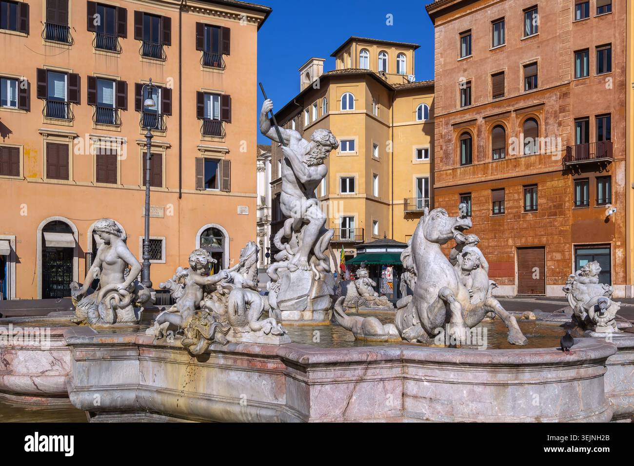 Fontaine de Neptune sur la Piazza Navona à Rome, Italie, vue rapprochée. Sculpture Renaissance et baroque, lumière du jour éclatante Banque D'Images