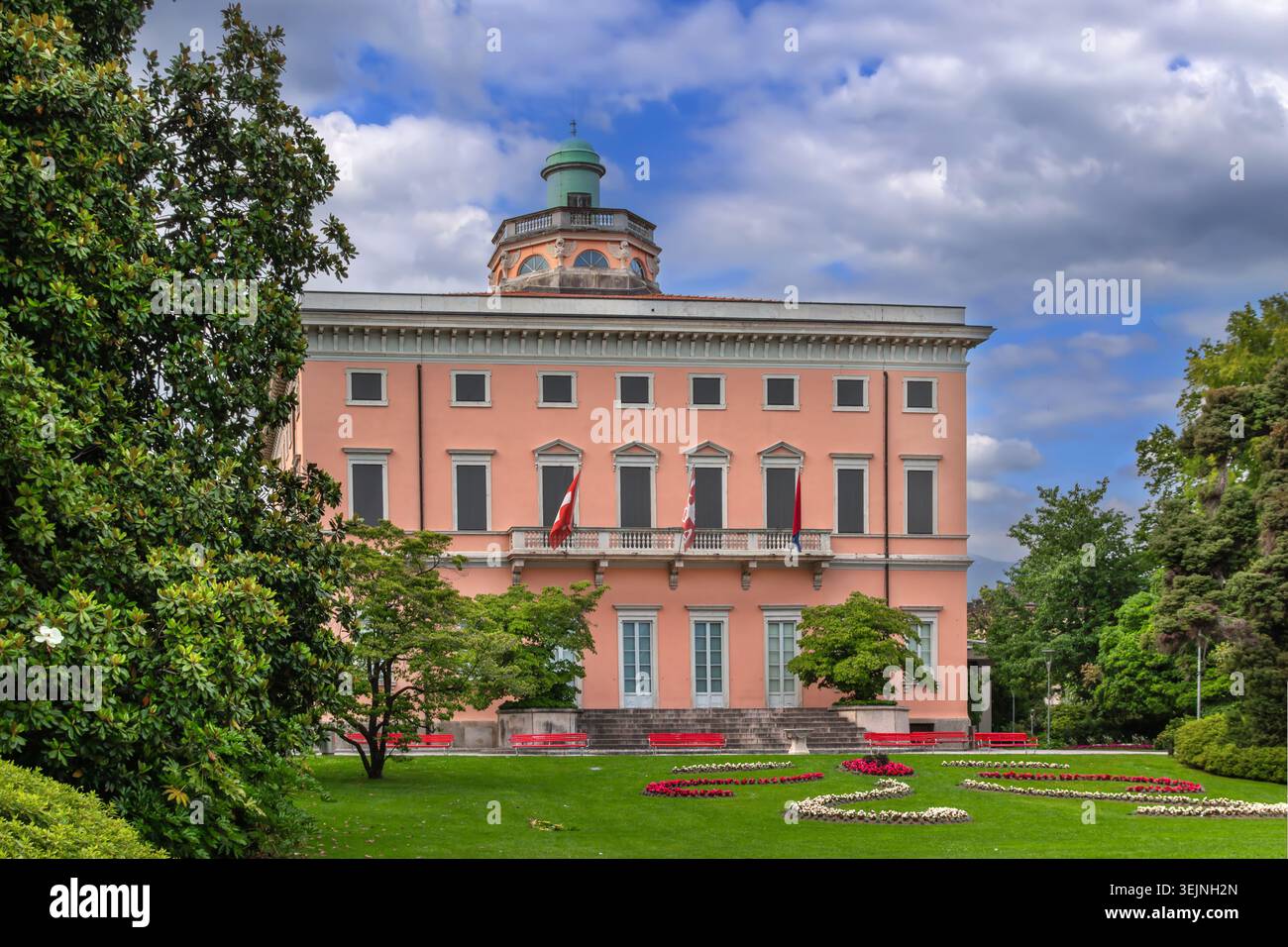 Magnifique bâtiment Villa Ciani dans le parc de la ville de Lugano, Suisse. Ciel bleu clair avec peu de nuages en juin ensoleillé Banque D'Images