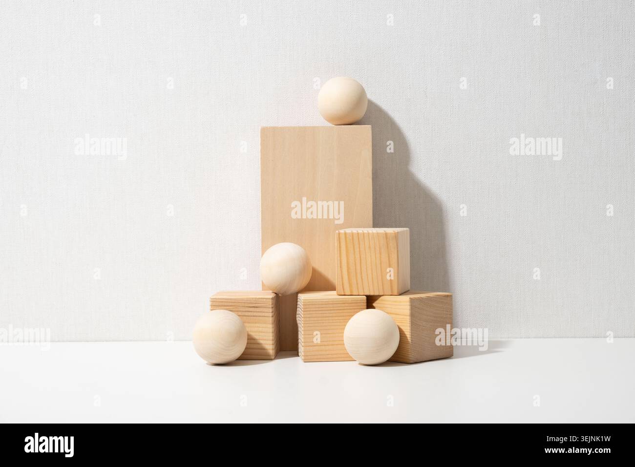 Blocs de bois et sphères composition minimaliste Banque D'Images