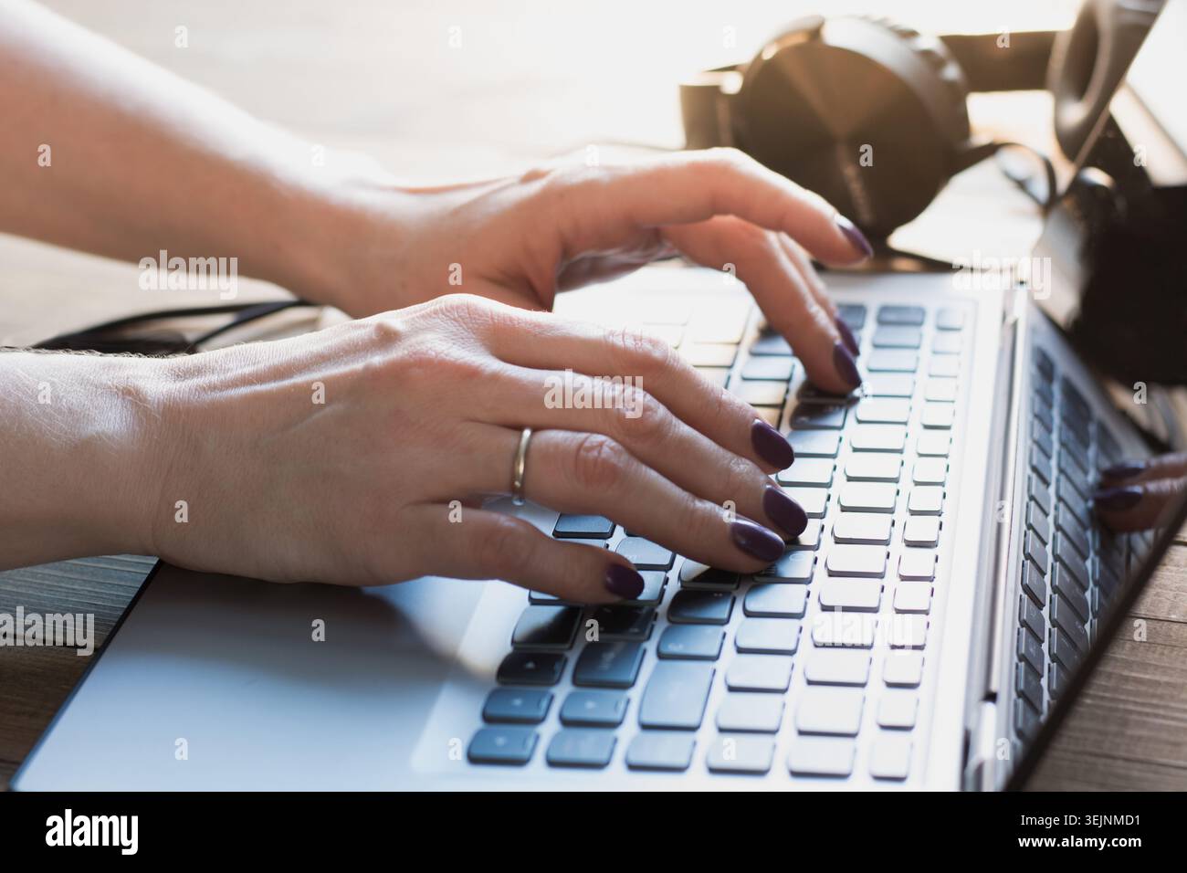 Gros plan des mains de femme travaillant avec un ordinateur portable au bureau. Banque D'Images
