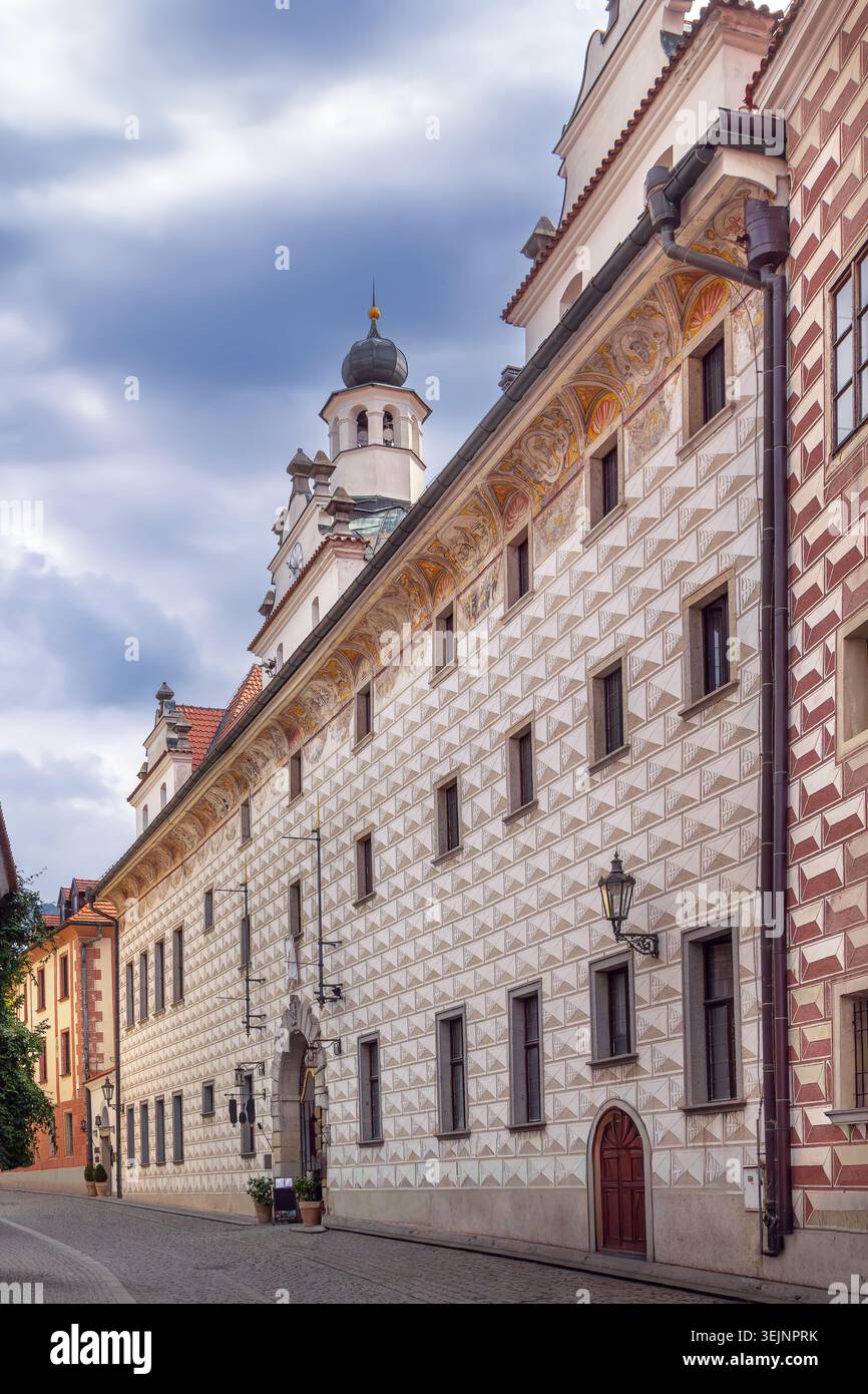 Bâtiment historique sur la rue Horni à Cesky Krumlov, Tchéquie. Architecture Renaissance avec sgraffito sous ciel nuageux Banque D'Images
