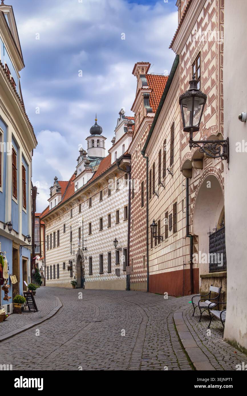 Bâtiment historique sur la rue Horni à Cesky Krumlov, Tchéquie. Architecture Renaissance avec sgraffito sous ciel nuageux Banque D'Images