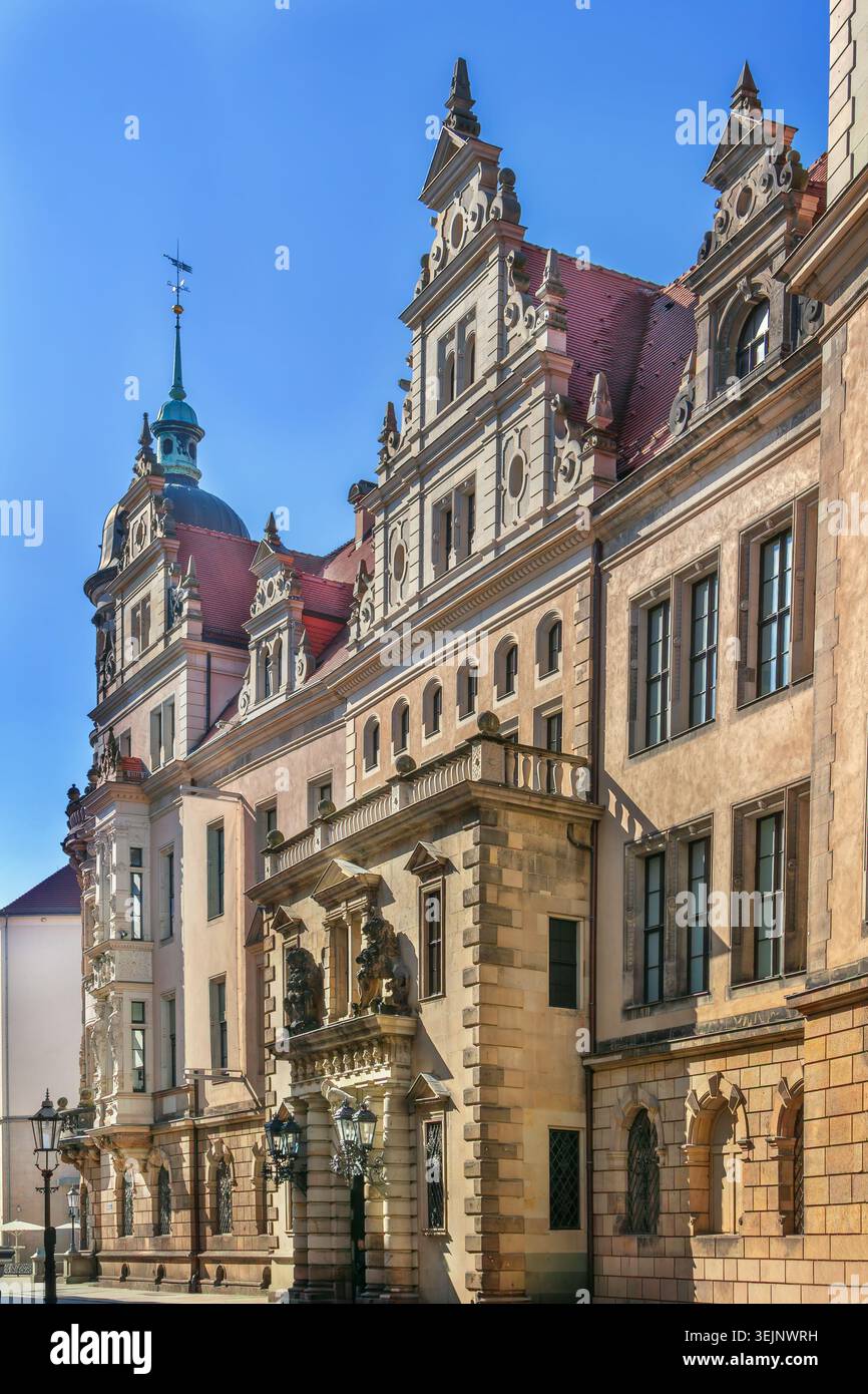 Palais historique à Schlossgasse, Dresde, Allemagne. Vue de la façade et Schlossportal sous ciel dégagé en plein jour Banque D'Images