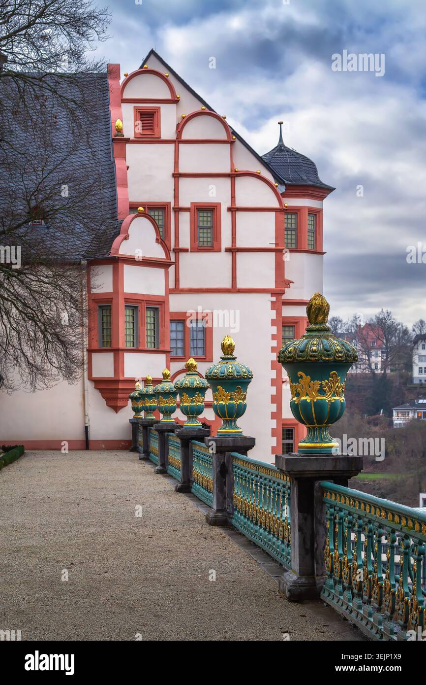 Balustrade sur la terrasse d'observation du château de Weilburg, Allemagne. Architecture de palais historique sous ciel nuageux, pas de gens Banque D'Images