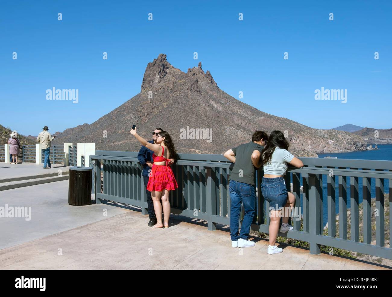 Les gens au Mirador Escénico point de vue avec la montagne Cerro Tetakawi à San Carlos Sonora Mexique Banque D'Images