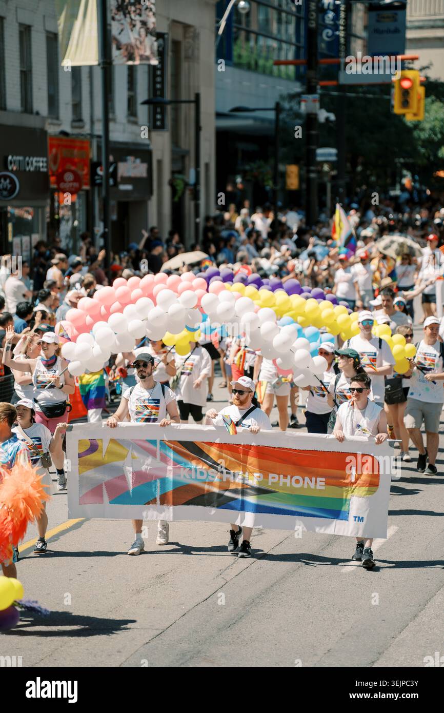 Toronto, Canada - 29 juin 2025 : événement de jour brillant mettant en vedette Rainbow Balloon Arch avec enthousiasme Banque D'Images