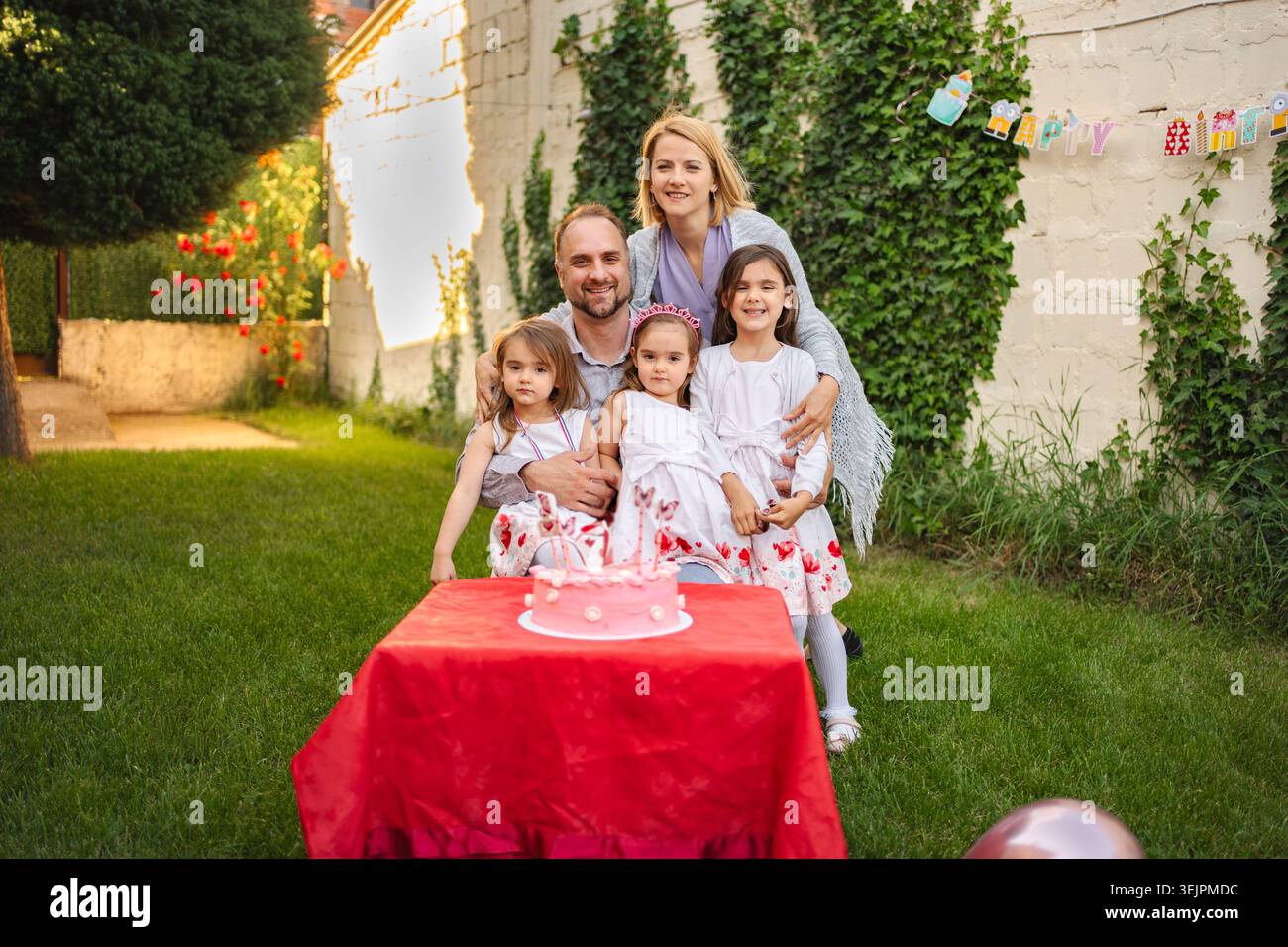 Fête de famille avec les enfants et un gâteau en plein air Banque D'Images