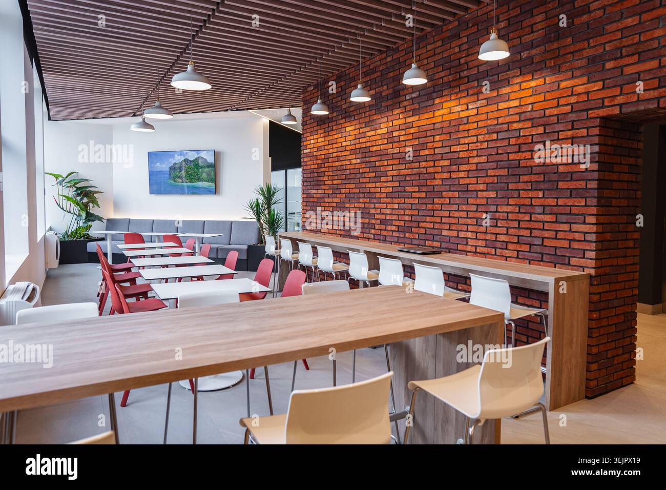 Une cantine vide moderne dans un immeuble de bureaux Banque D'Images