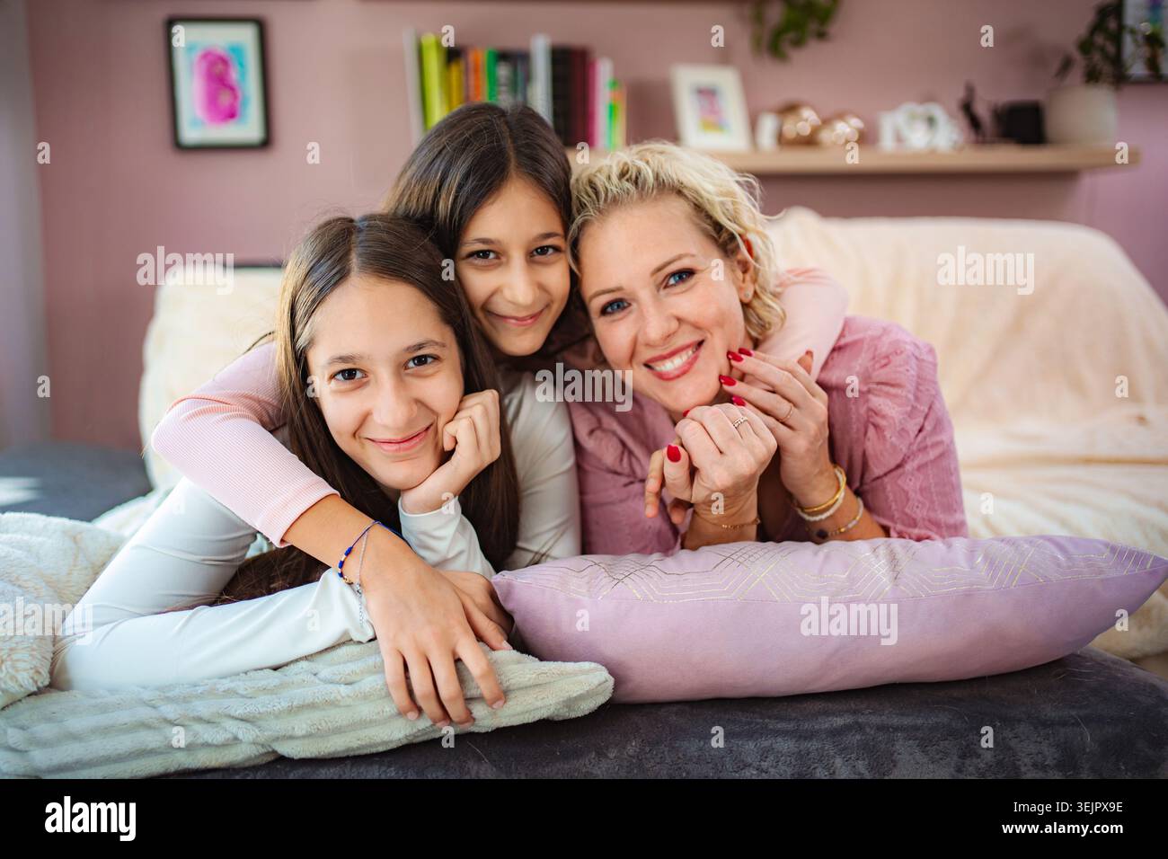 Heureuse mère et deux filles passant du temps ensemble Banque D'Images