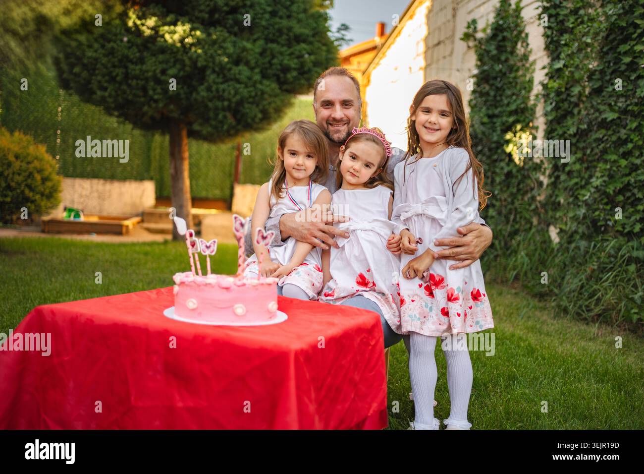 Joyeuse fête d'anniversaire en famille dans un jardin ensoleillé Banque D'Images