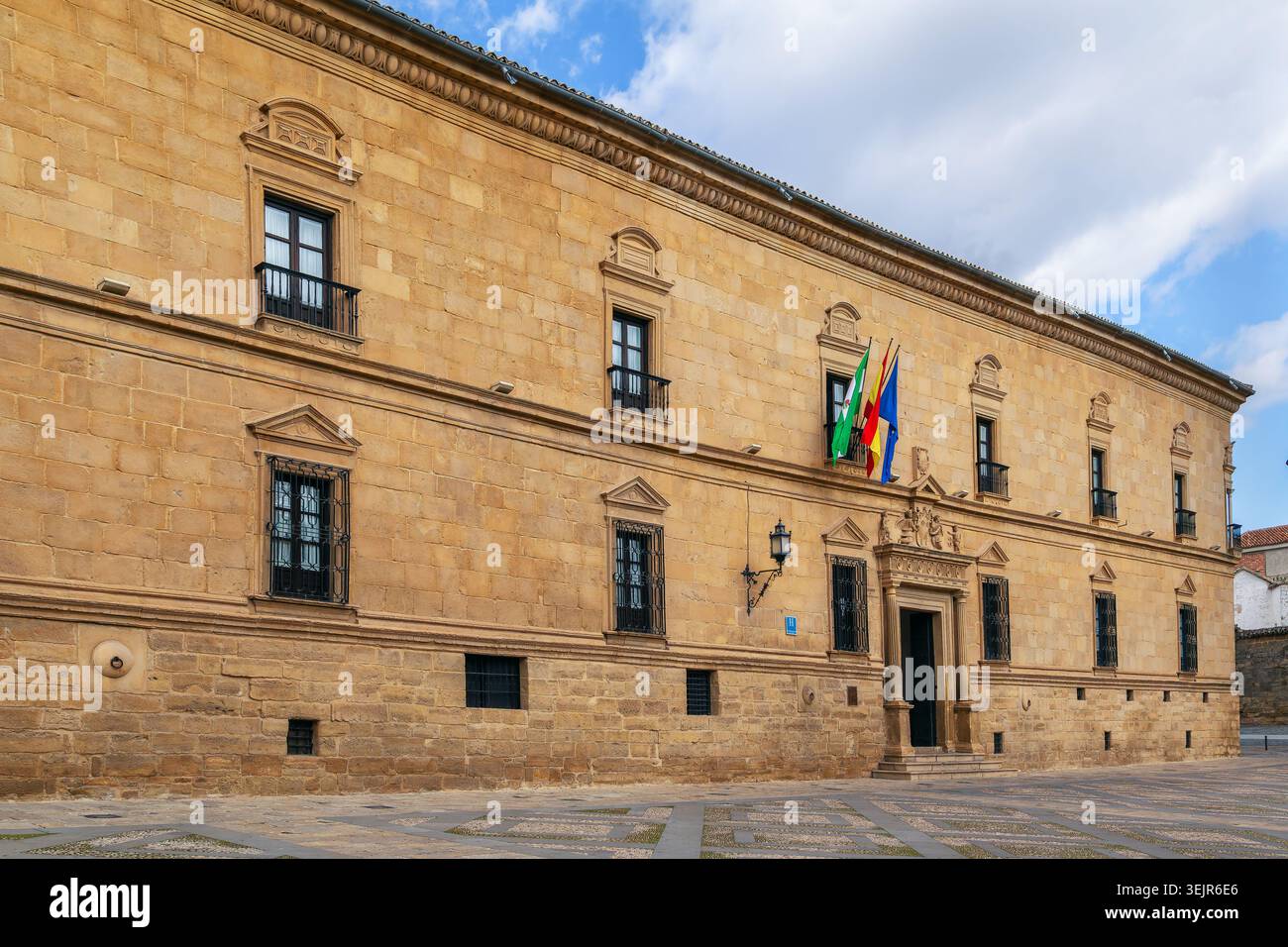 Façade du palais Dean Ortega, aujourd'hui hôtel Parador, à Ubeda, Espagne. Architecture Renaissance sous ciel nuageux en journée Banque D'Images