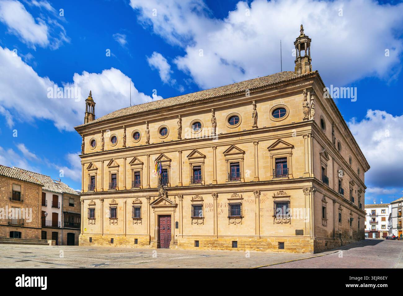 Façade du palais Vazquez de Molina à Ubeda, Espagne. Architecture Renaissance sous ciel partiellement nuageux pendant la journée Banque D'Images