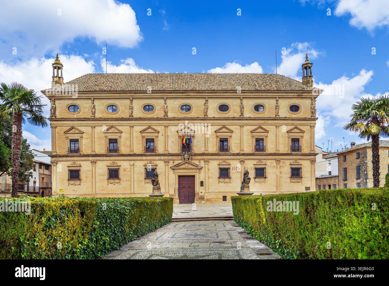 Façade du palais Vazquez de Molina à Ubeda, Espagne. Architecture Renaissance sous ciel partiellement nuageux pendant la journée Banque D'Images