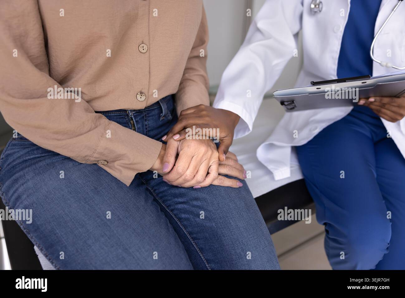 Jeune femme médecin apportant soutien, motivation, réconfort au patient senior Banque D'Images