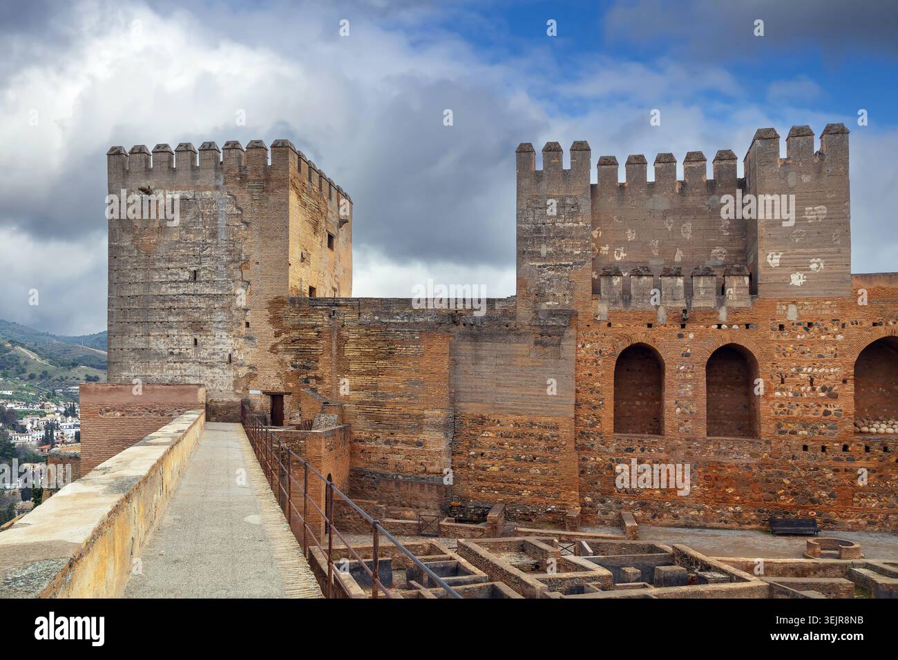 Murs intérieurs et fortifications de la forteresse Alcazaba à Grenade, Espagne. Ancienne architecture en pierre sous ciel couvert nuageux Banque D'Images