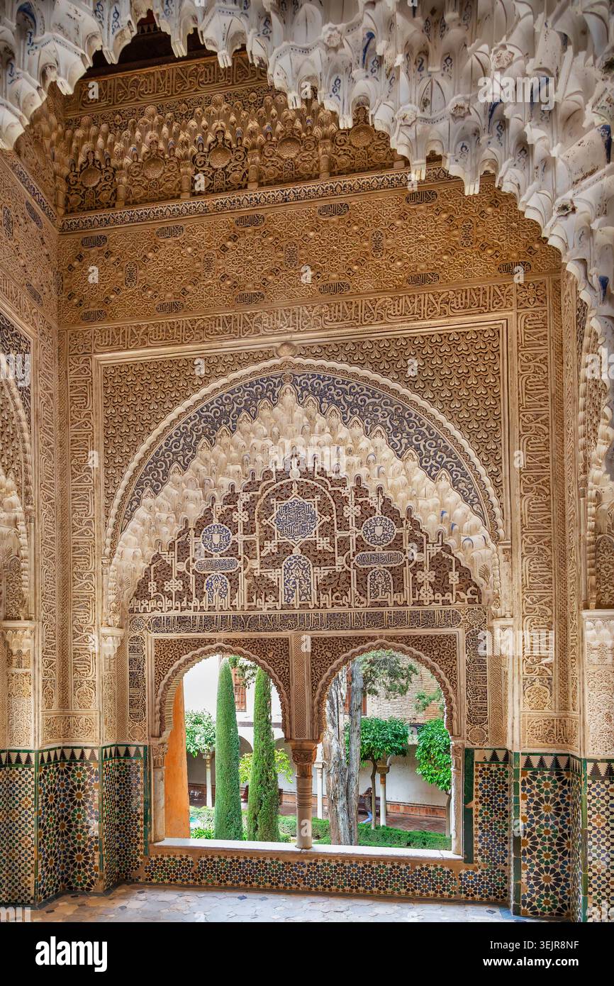 Fenêtre ornée de sculptures en stuc arabesque dans le palais Nasride de Grenade, Espagne. Détail architectural mauresque antique Banque D'Images