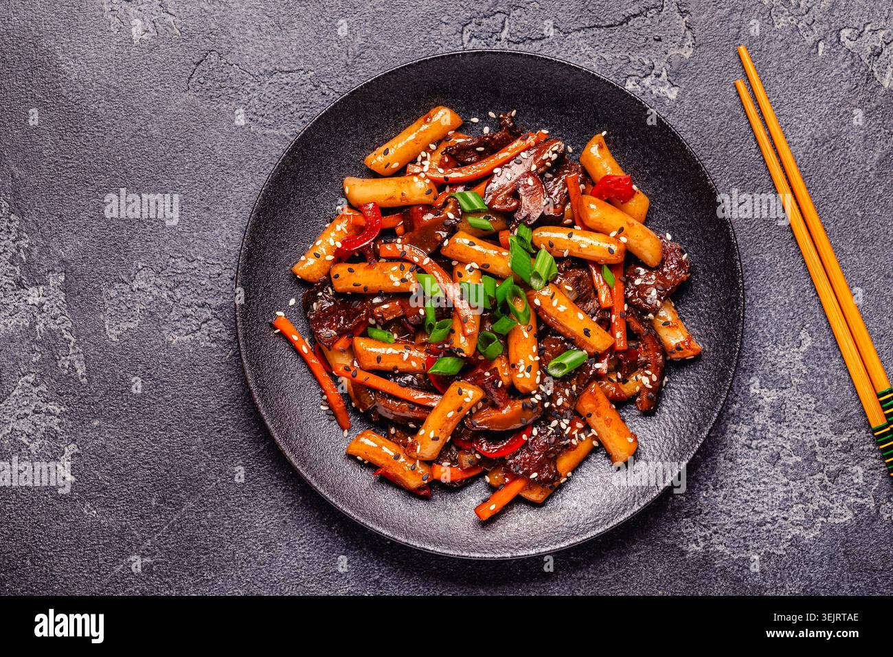 Tteokbokki, gâteau de riz sauté épicé avec du bœuf et des légumes. Banque D'Images