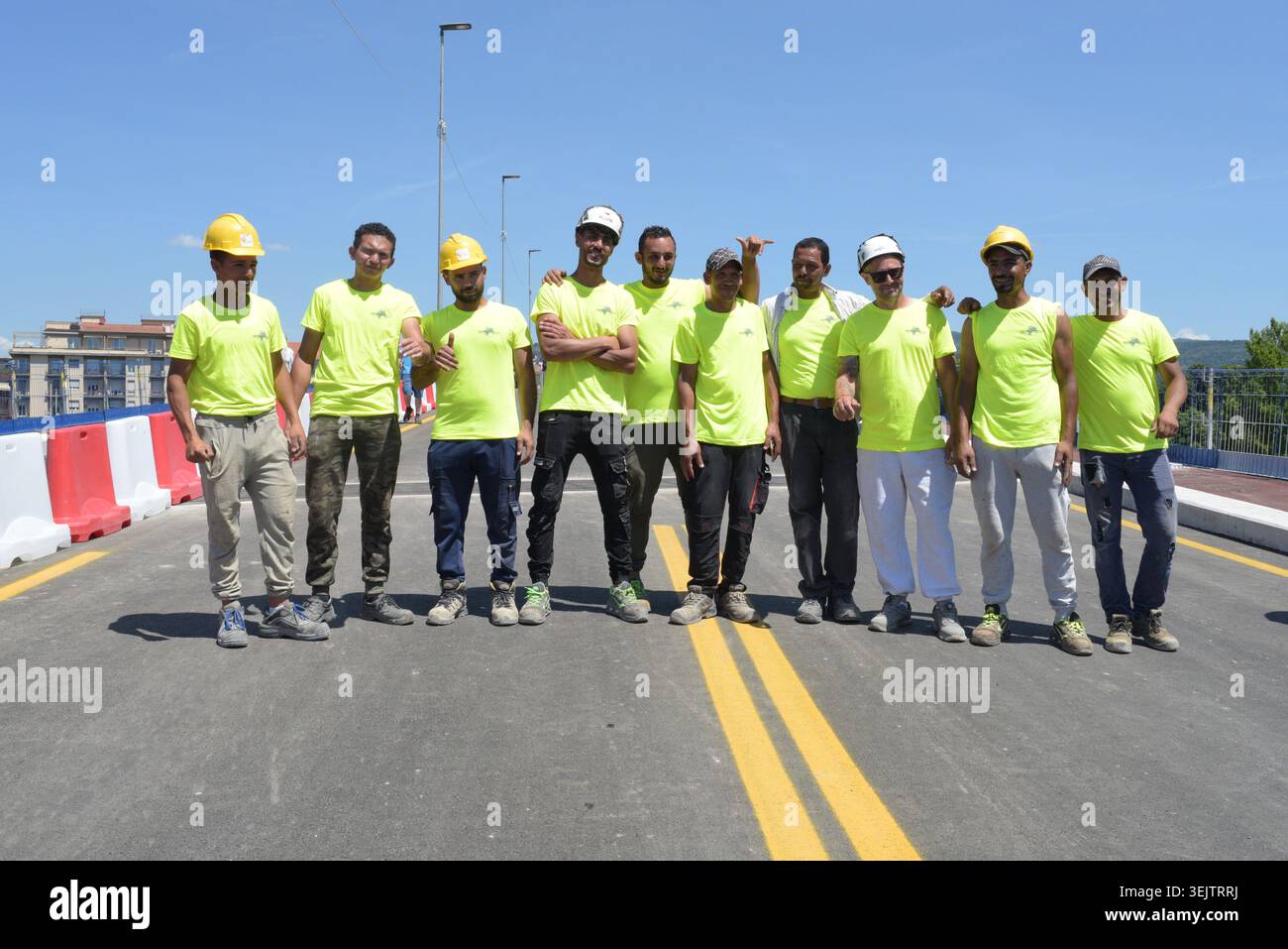 FLORENCE, ITALIE - 30 MAI 2026 : la maire Sara Funaro lors de la cérémonie officielle d'ouverture et d'inauguration du nouveau pont sur l'Arno, officiellement nommé 'Ponte Nencioni'. Les principales infrastructures relient les quartiers de Gavinana et Bellariva. Une foule de citoyens, de journalistes et d’autorités locales s’est réunie pour l’événement urbain historique. Banque D'Images