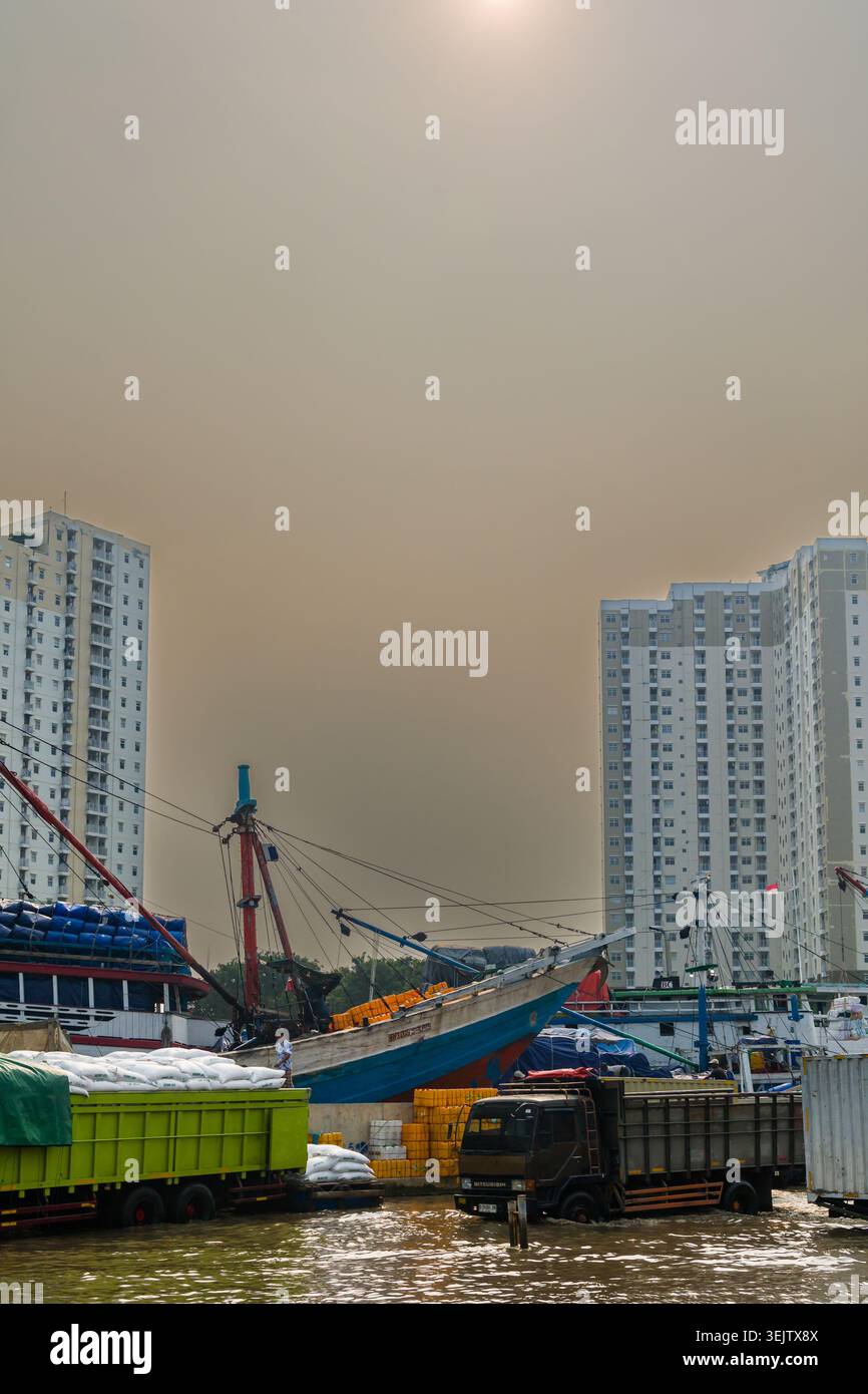 Crues de marée côtière et forte pollution atmosphérique dans le port historique de Sunda Kelapa à Jakarta Banque D'Images