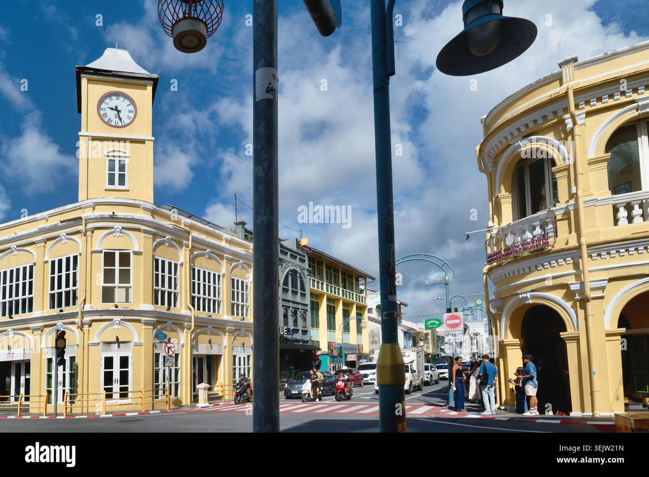 L'emblématique Phromthep Clocktower et l'ancien bâtiment de Chartered Bank dans la zone du patrimoine de la vieille ville de Phuket Town sur l'île de Phuket, Thaïlande Banque D'Images