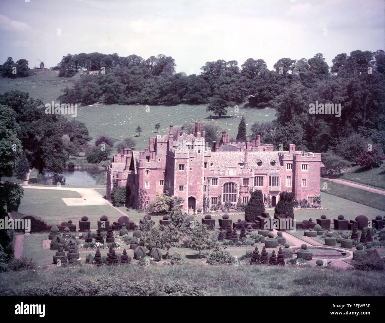 Compton Wynyates, Warwickshire, c1955. Maison de campagne Tudor, bâtiment classé construit en brique rouge et construit autour d'une cour centrale. La famille Compton apparaît dans les dossiers comme résidant sur le site dès 1204. Wynyates est le lieu de naissance et de sépulture de Spencer Compton, 1er comte de Wilmington, considéré comme le deuxième premier ministre du Royaume-Uni. Banque D'Images