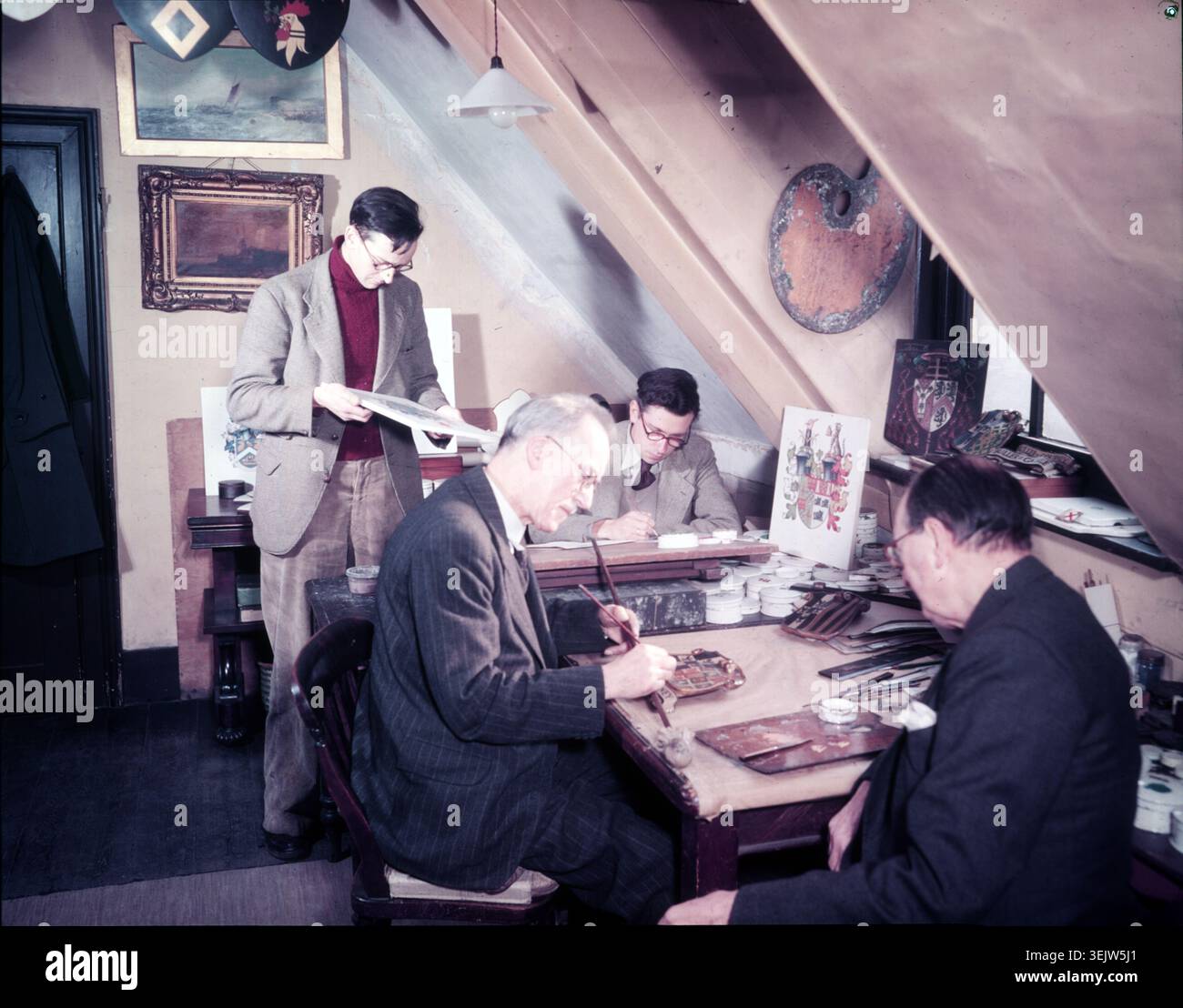 Heraldic Artists, College of Arms, Londres, c1953. « Les artistes du Herald à l'œuvre dans cette salle : de G à d, Mr. Mussett, (debout, dont le père était un peintre héraldique dans Lincoln's Inn Fields), Mr. Powell, Mr. Compton, Mr. Mitchell ». Banque D'Images