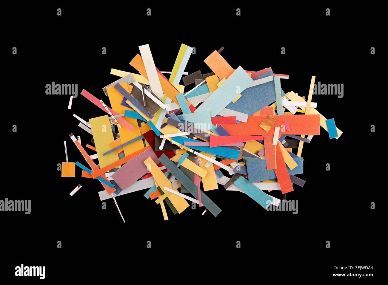 Morceaux de papier coloré de magazines et de journaux isolés sur fond noir Banque D'Images