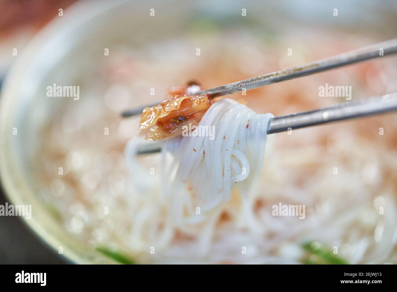 Janchi-guksu sert des nouilles chaudes dans un bouillon salé, contrastant avec le bibim-guksu doux, épicé et froid. Les deux offrent des saveurs coréennes authentiques. Banque D'Images