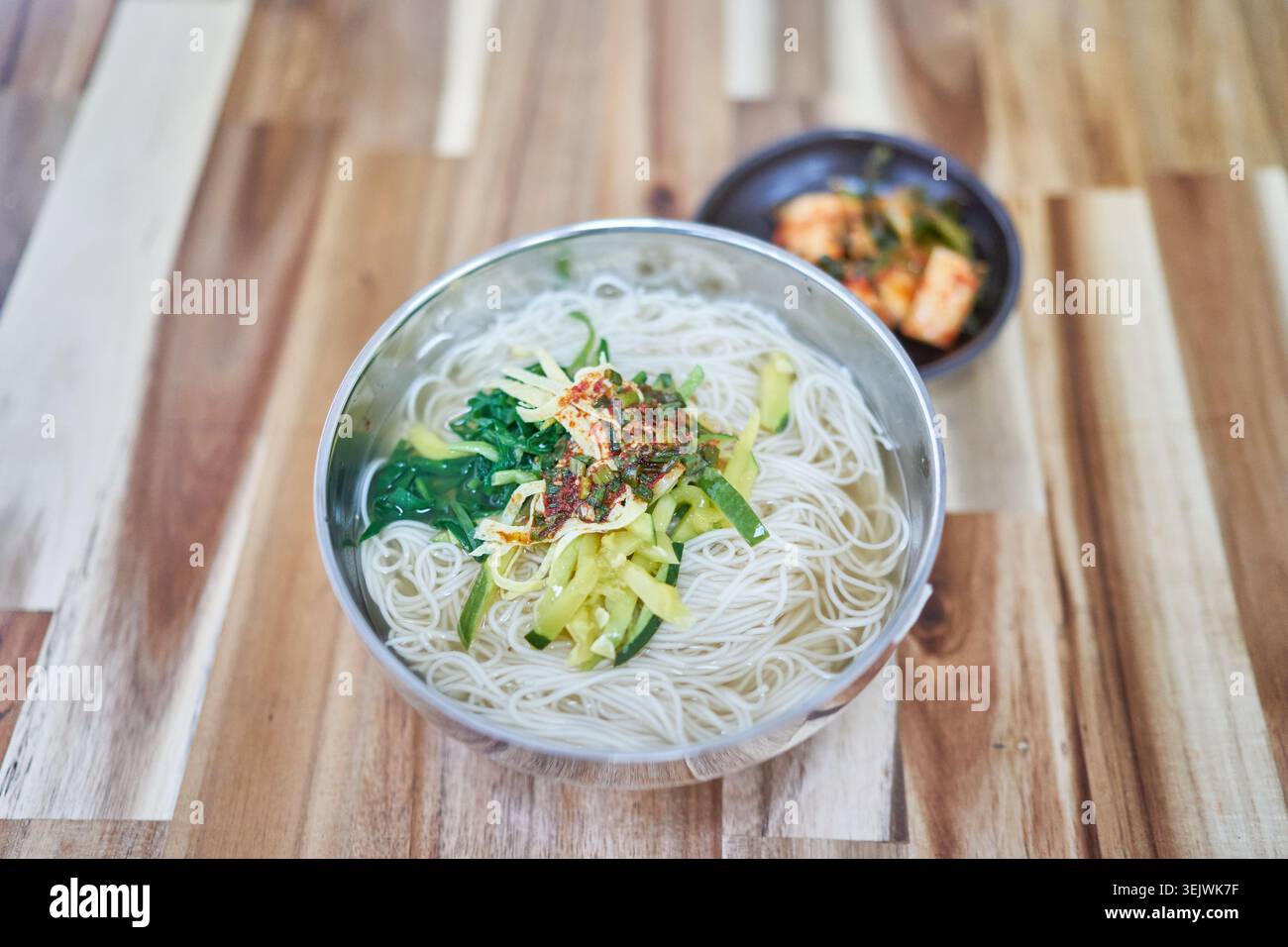Janchi-guksu sert des nouilles chaudes dans un bouillon salé, contrastant avec le bibim-guksu doux, épicé et froid. Les deux offrent des saveurs coréennes authentiques. Banque D'Images