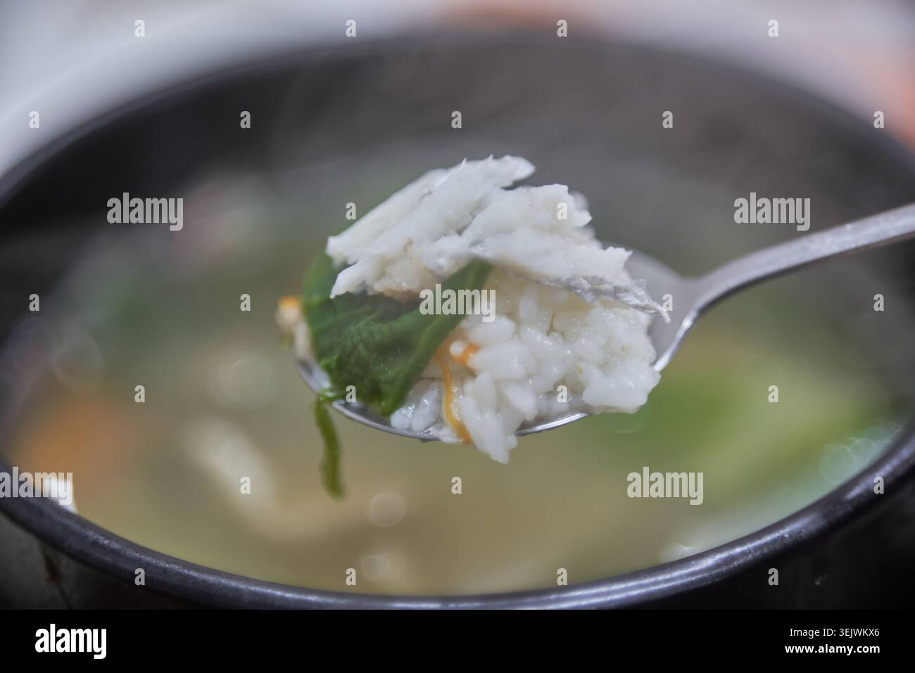 Galchi guk est une soupe claire de queue de poil de Jeju avec de la courge et du chou napa. Servi dans un pot en terre, il offre une saveur côtière fraîche et savoureuse. Banque D'Images