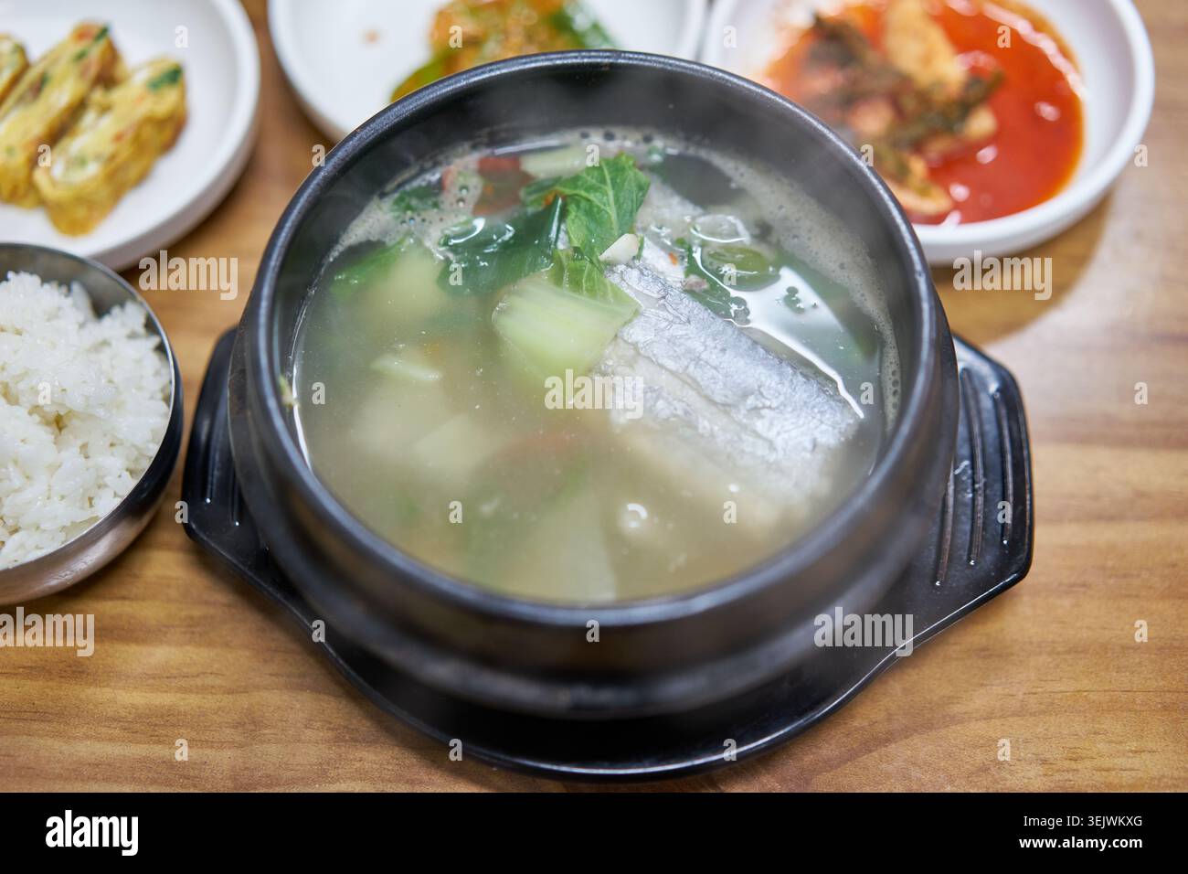 Galchi guk est une soupe claire de queue de poil de Jeju avec de la courge et du chou napa. Servi dans un pot en terre, il offre une saveur côtière fraîche et savoureuse. Banque D'Images