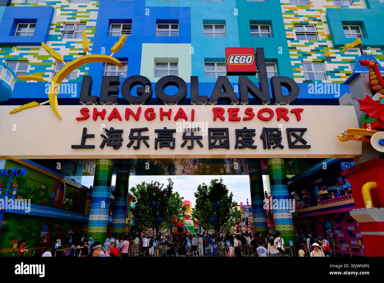 Shanghai, Chine-30 mai 2026 : architecture de l'entrée principale et signalisation du Legoland Shanghai Resort avec des gens Banque D'Images