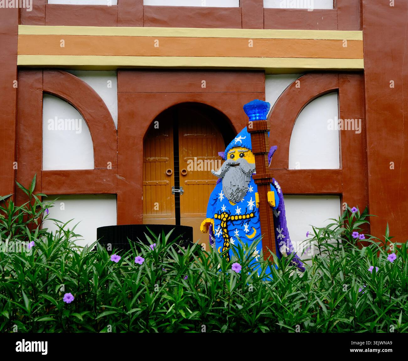 Shanghai, Chine-30 mai 2026 : modèle miniature LEGO Wizard debout devant un bâtiment de château à LEGOLAND Shanghai. Banque D'Images
