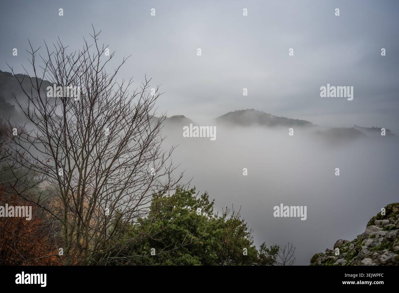 Monastères apparaissent à travers les nuages au sommet des rochers des Météores, Thessalie, Grèce Banque D'Images