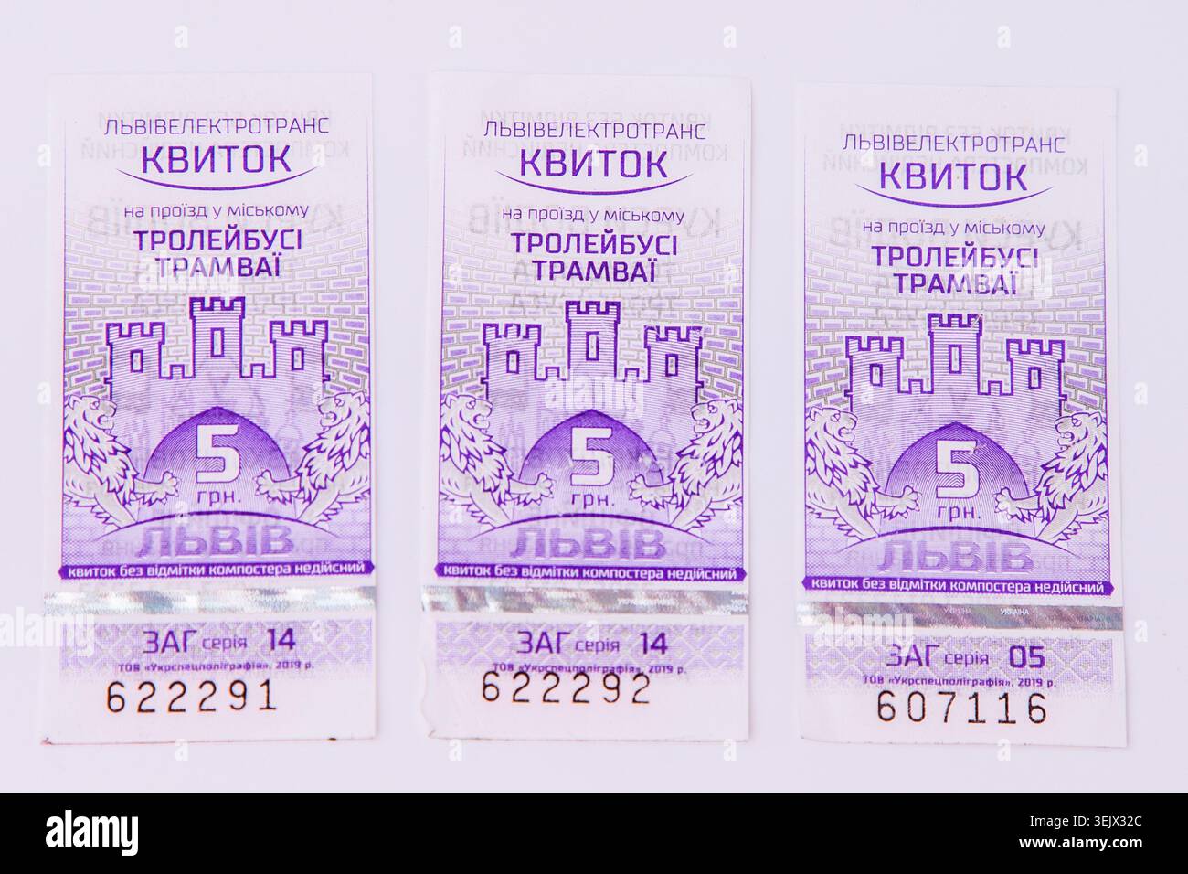Billets en papier des transports publics ukrainiens Lviv. Coupons de tram et trolleybus UAH vintage 5 pour voyager. Lviv, Ukraine - 24 mai 2019 Banque D'Images