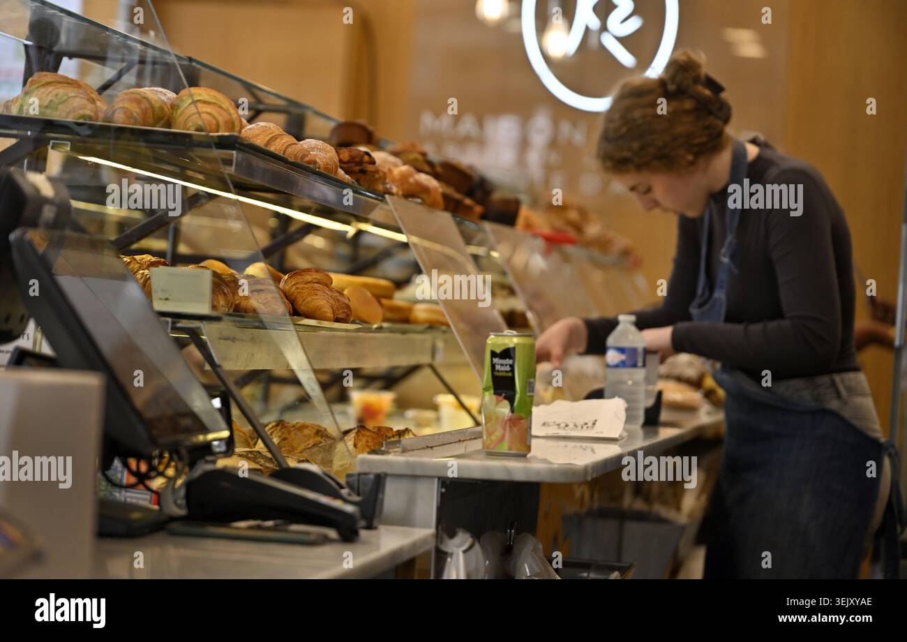 Femme assistant emballant la nourriture pour le client dans la boulangerie Banque D'Images