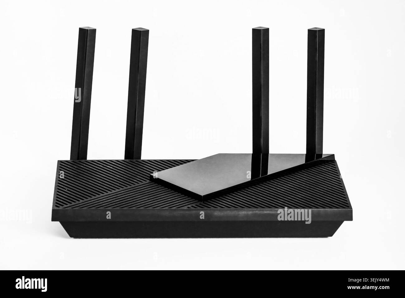 Routeur sans fil noir avec quatre antennes et plusieurs ports LAN isolés sur fond blanc. Concept d'Internet domestique, de réseau, de connexion haut débit Banque D'Images