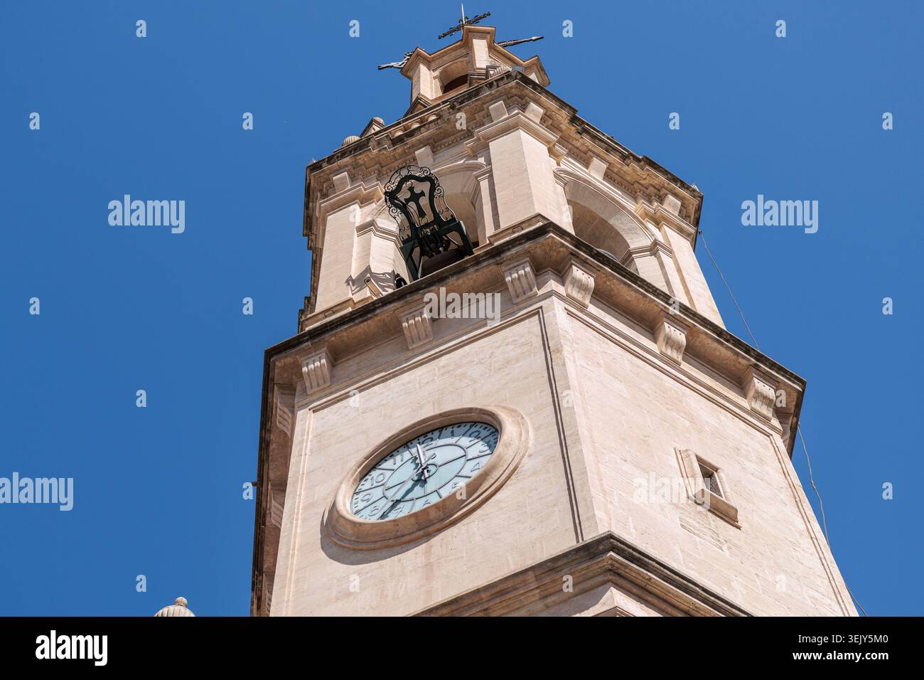 Clocher de l'église Santa Maria avec horloge et cloche mobile à Alcoy Banque D'Images
