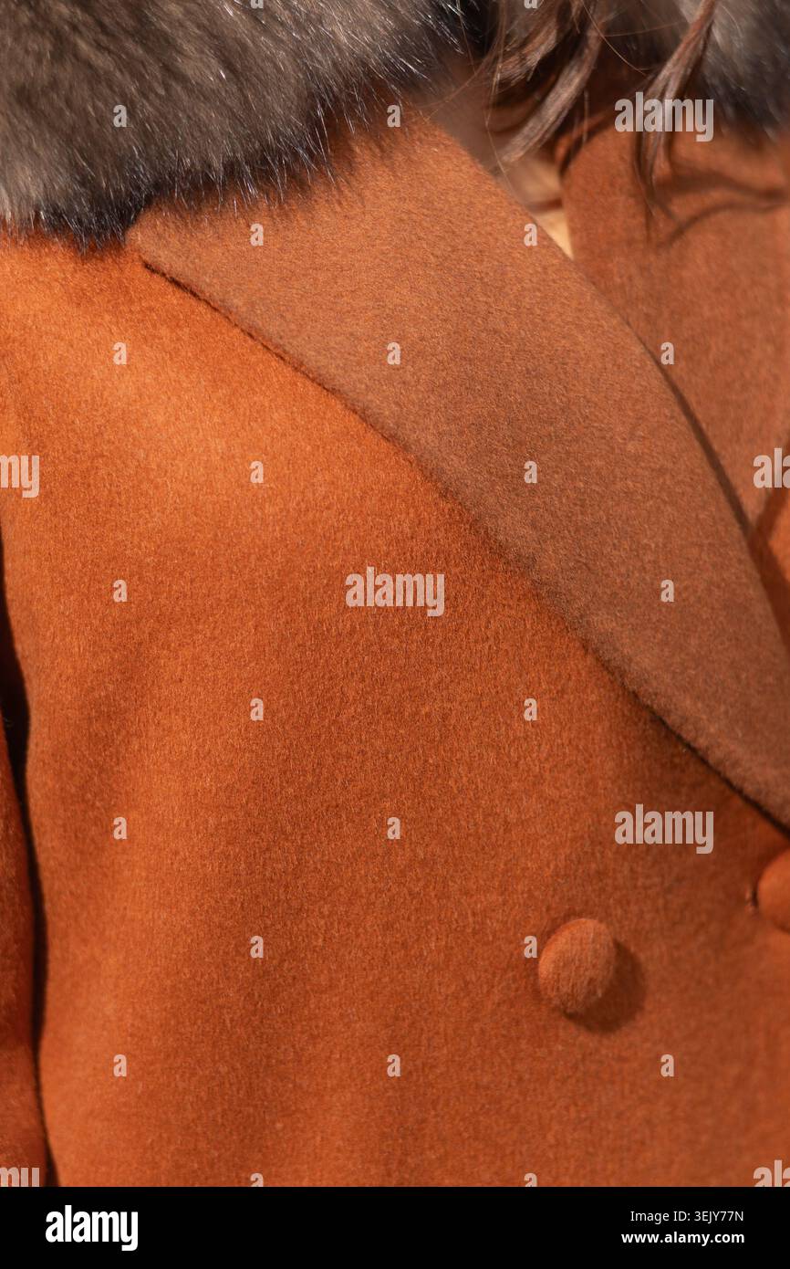 Gros plan d'un manteau d'hiver marron classique avec une texture en laine de qualité supérieure et un col en fourrure moelleuse. Banque D'Images