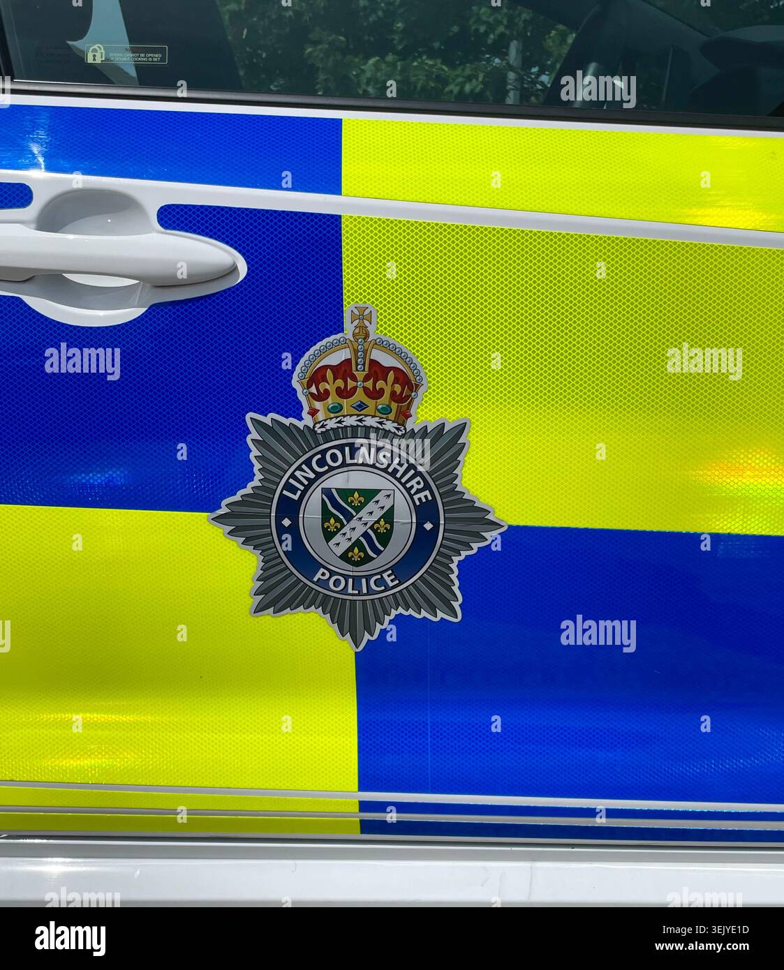Une voiture de la police du Lincolnshire montrant l'insigne de la force, en présence à Mablethorpe, une ville balnéaire sur la côte de la mer du Nord Banque D'Images