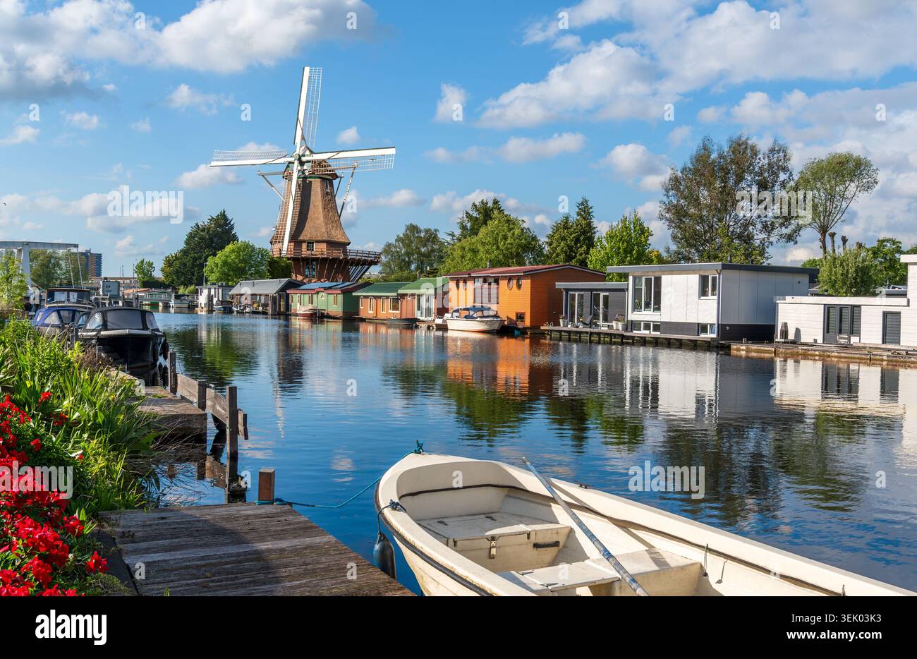 Moulin à vent historique de Riekermolen et péniches traditionnelles sur la rivière Amstel sans personnes, paysage pittoresque d'Amsterdam, pays-Bas Banque D'Images