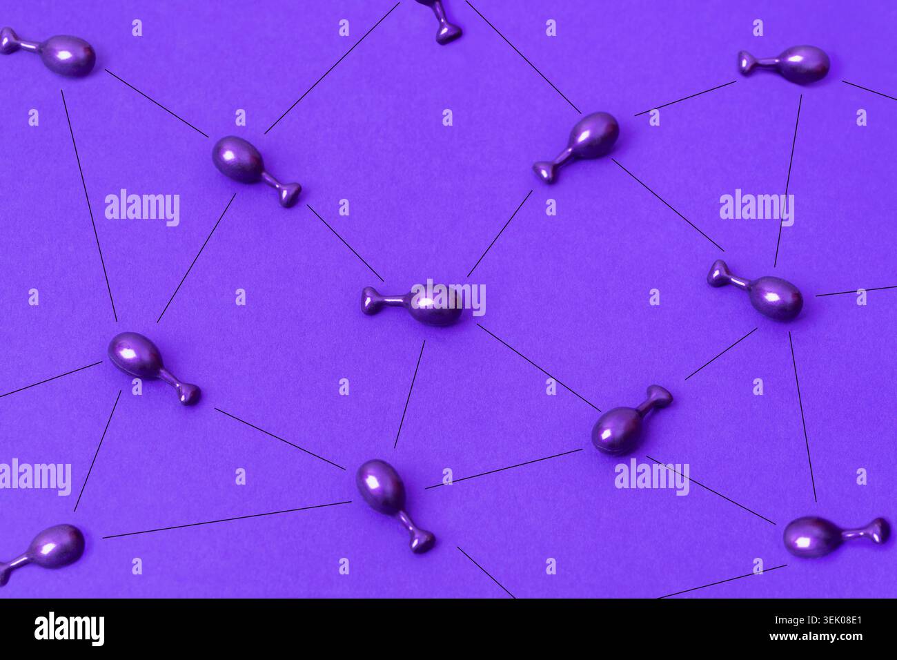 Capsules cosmétiques violettes reliées par des lignes sur fond vibrant. Réseau d'ingrédients de soins de la peau, concept de technologie de beauté, perles de sérum, plat de pose comp Banque D'Images